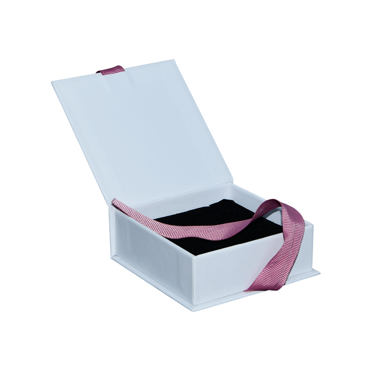 Rigid Paper Flip Top Magnetic Gift Box with Silk Handle