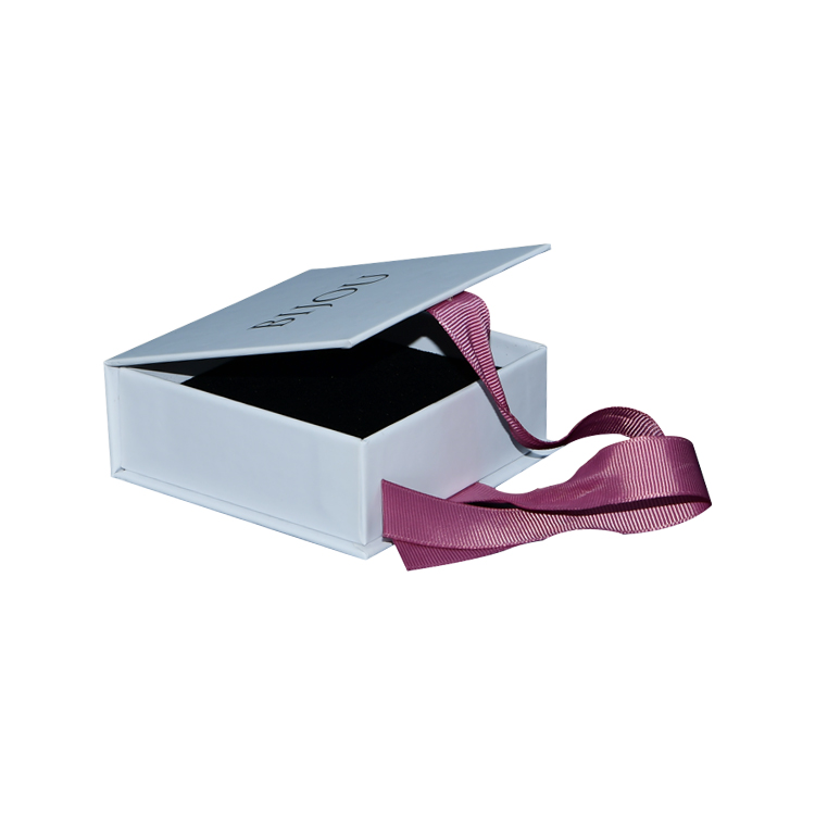 Rigid Paper Flip Top Magnetic Gift Box with Silk Handle