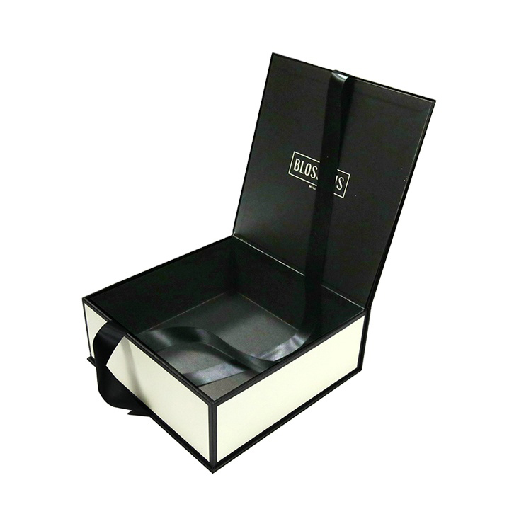 Luxury White Flip Top Magnetic Gift Box Clamshell Gift Box with Magnetic Closure for Clothing with Ribbon