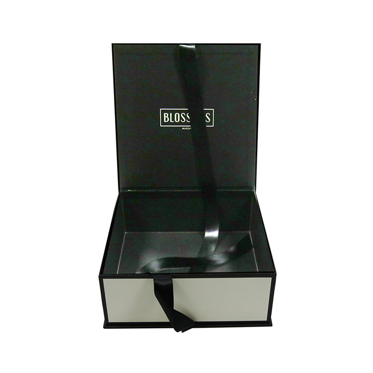 Luxury White Flip Top Magnetic Gift Box Clamshell Gift Box with Magnetic Closure for Clothing with Ribbon