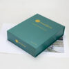 Scatola rigida magnetica personalizzata di forma irregolare, color verde, con inserto in schiuma