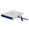 Confezione regalo in cashmere con logo stampato e chiusura con nastro