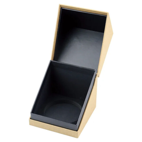 Kraftpapier-Kerzenbox mit Klappdeckel und Logo-Aufdruck sowie schwarzer Innenschale