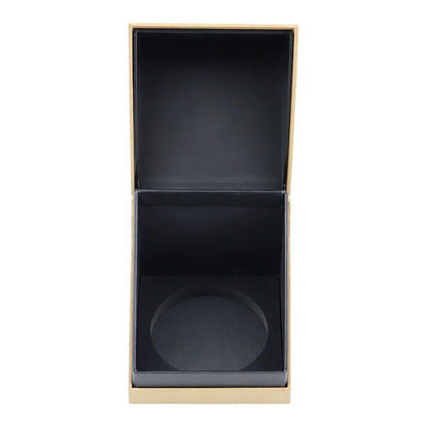 Kraftpapier-Kerzenbox mit Klappdeckel und Logo-Aufdruck sowie schwarzer Innenschale