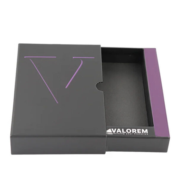 Stabile Schachtel in Mattschwarz mit violettem Logo und Daumenaussparung
