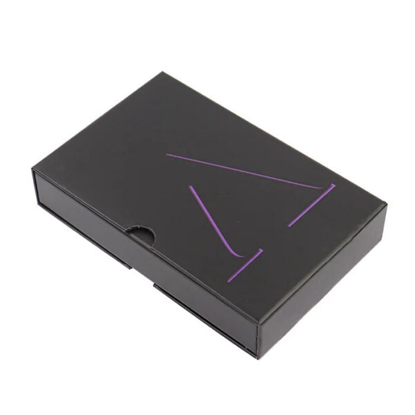 Stabile Schachtel in Mattschwarz mit violettem Logo und Daumenaussparung