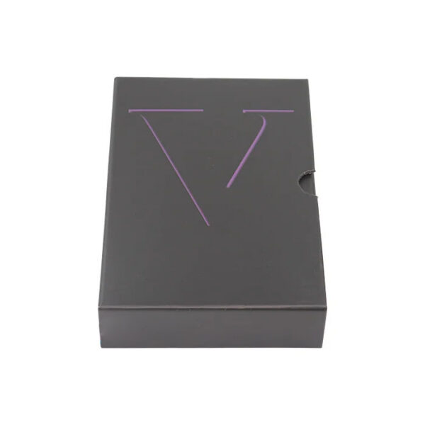Stabile Schachtel in Mattschwarz mit violettem Logo und Daumenaussparung