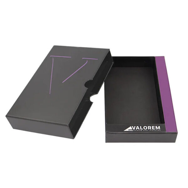 Stabile Schachtel in Mattschwarz mit violettem Logo und Daumenaussparung