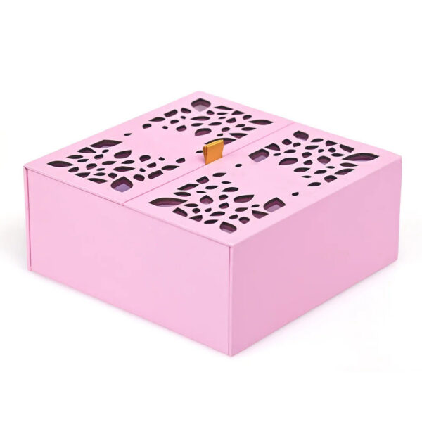 Caixa de presente rígida rosa com duas portas e tampas com folhas recortadas a laser