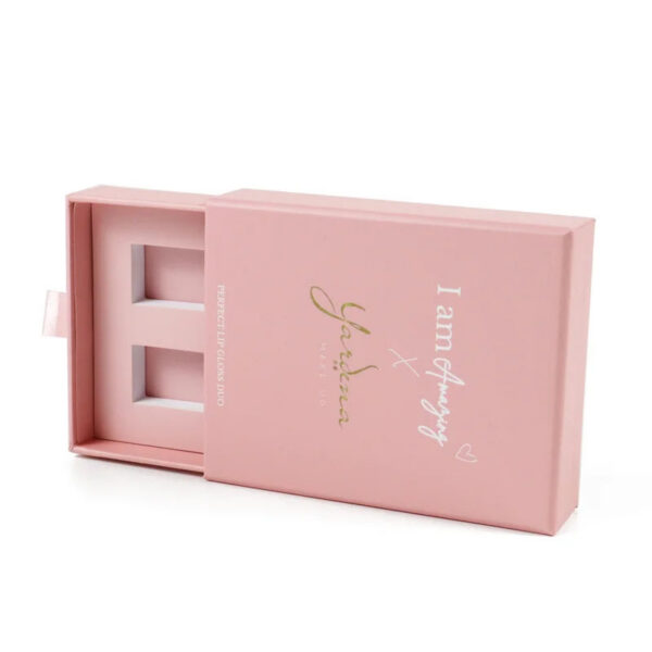 Roze verpakkingsdoos voor een lipgloss-duo met lintje om open te trekken