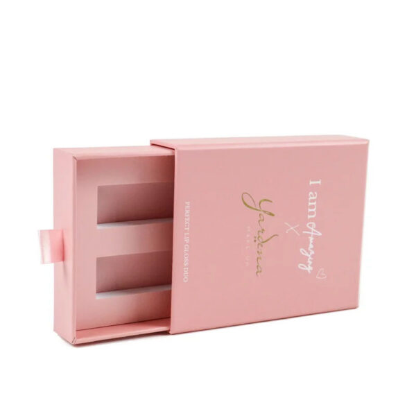 Roze verpakkingsdoos voor een lipgloss-duo met lintje om open te trekken