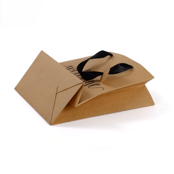 Bolsa de regalo de papel kraft estampada con asas de cinta negra