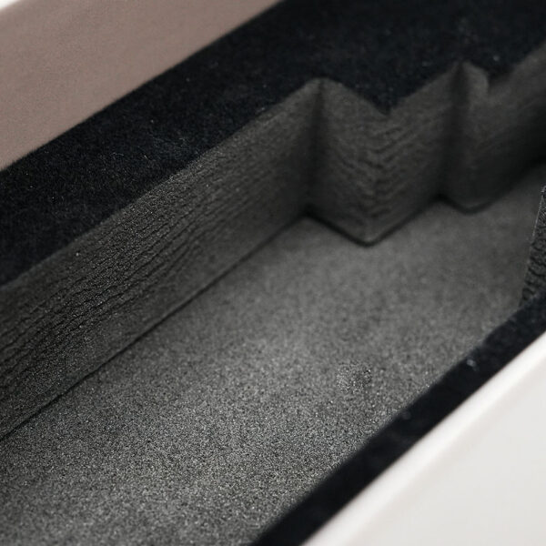 Boîte rigide à compteur magnétique pour huile capillaire, avec insert en mousse veloutée