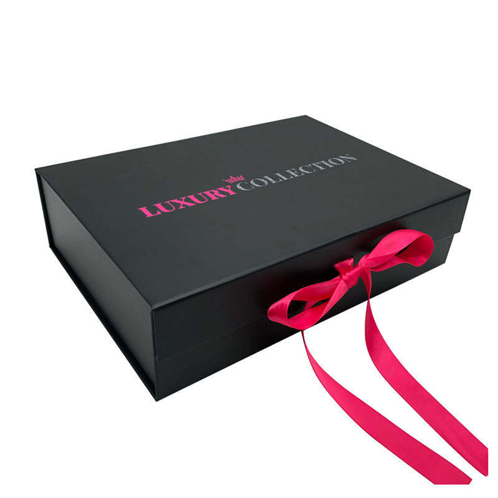 Cadeaudoos voor een zwarte pruik met roze satijnen voering en strik