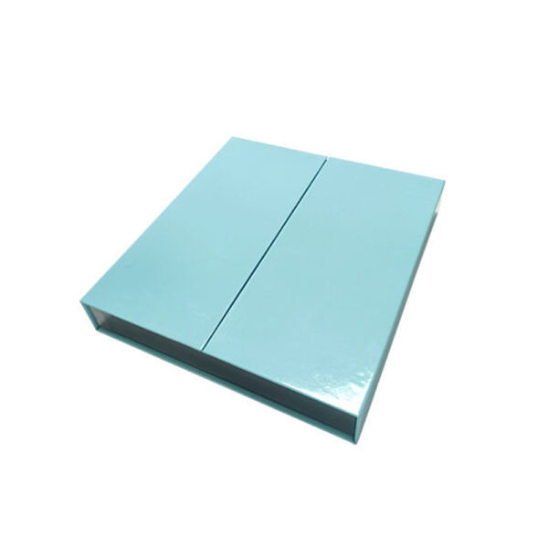 Impresión y acabado de una caja rígida de doble puerta en color «Glossy Aqua»