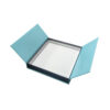 Impresión y acabado de una caja rígida de doble puerta en color «Glossy Aqua»
