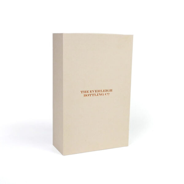 Caja de regalo magnética para cristalería en color marfil con inserto de cuatro compartimentos