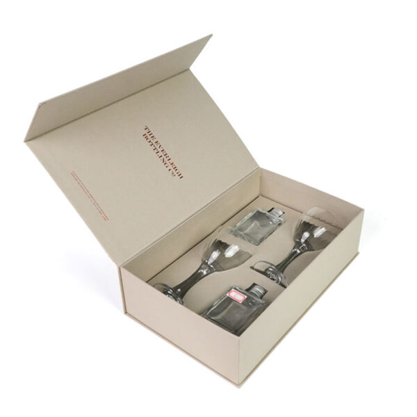 Caja de regalo magnética para cristalería en color marfil con inserto de cuatro compartimentos