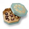Tealkleurige achthoekige chocoladegeschenkdoos met goudkleurige binnenvoering
